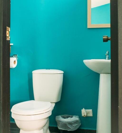 חדר סטנדרט נוף לים עם מרפסת, The Corner Hostel