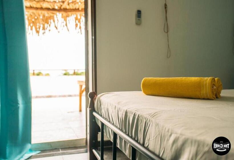 חדר סטנדרט נוף לים עם מרפסת, The Corner Hostel