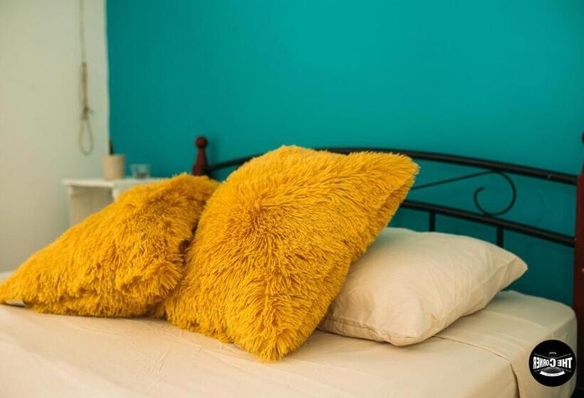 חדר סטנדרט נוף לים עם מרפסת, The Corner Hostel