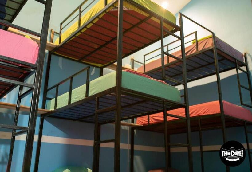 חדר משפחתי, The Corner Hostel