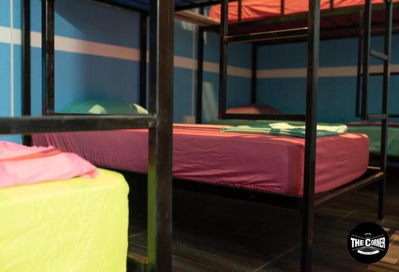 חדר משפחתי, The Corner Hostel