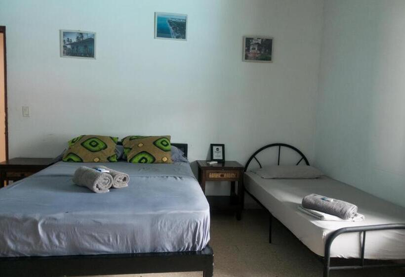 חדר סטנדרט לשלושה, The Corner Hostel