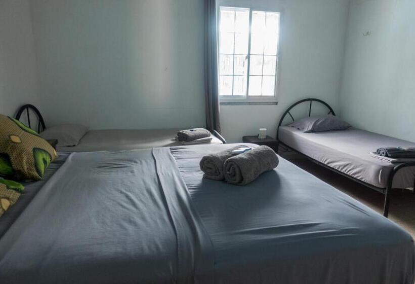 חדר סטנדרט לשלושה, The Corner Hostel