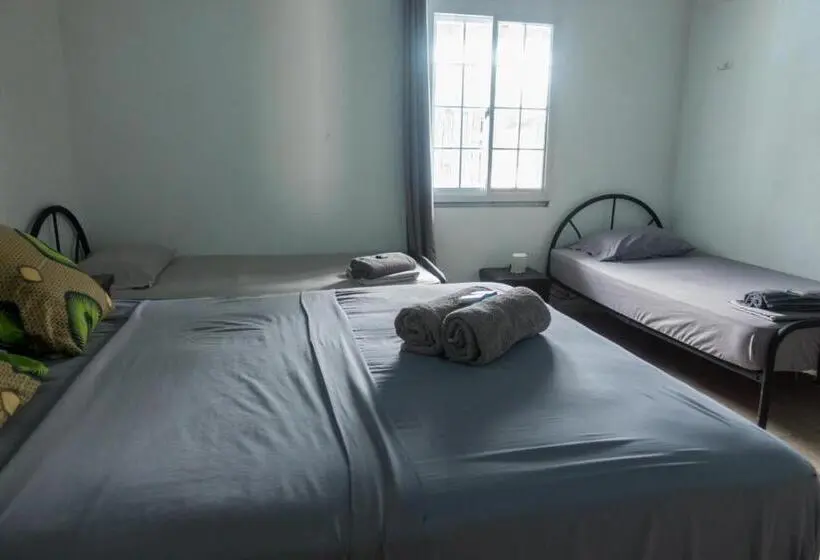 اتاق استاندارد سه نفره, The Corner Hostel