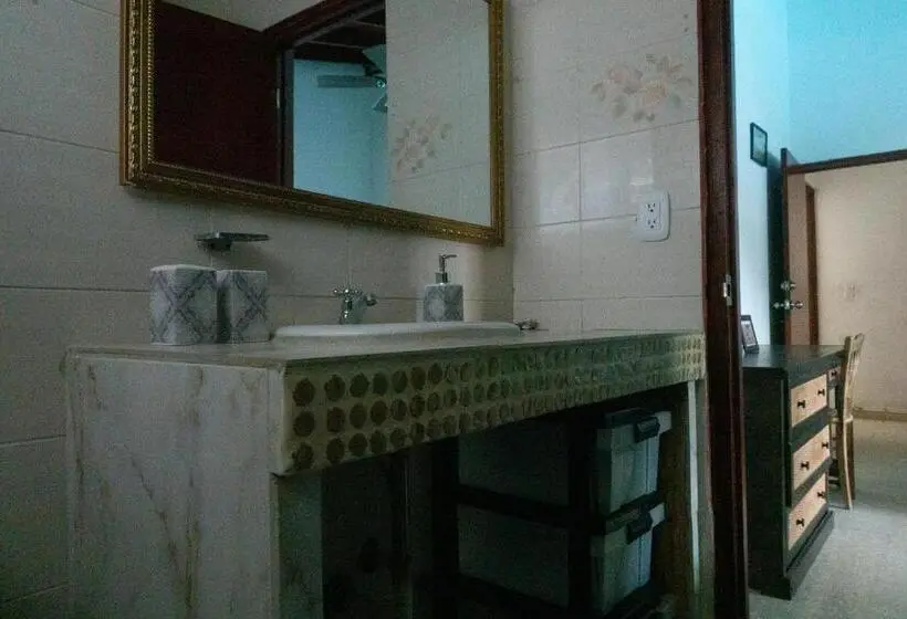 اتاق استاندارد سه نفره, The Corner Hostel