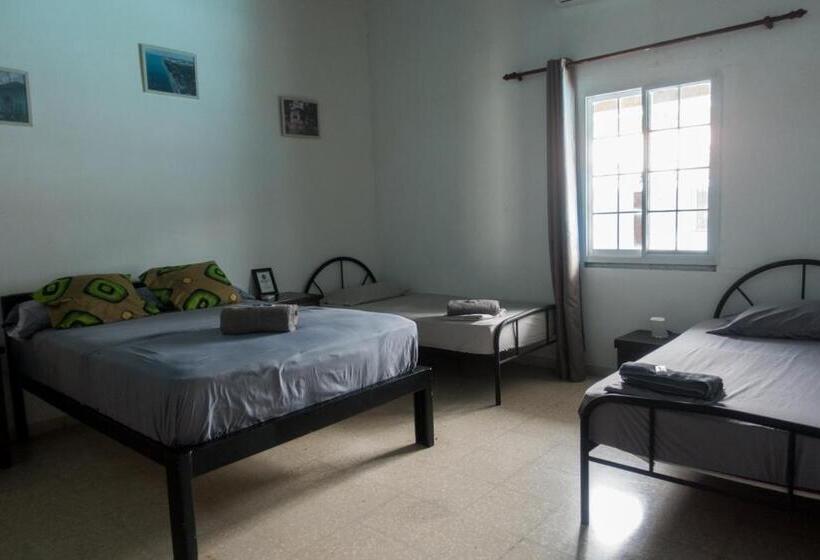 חדר סטנדרט לשלושה, The Corner Hostel