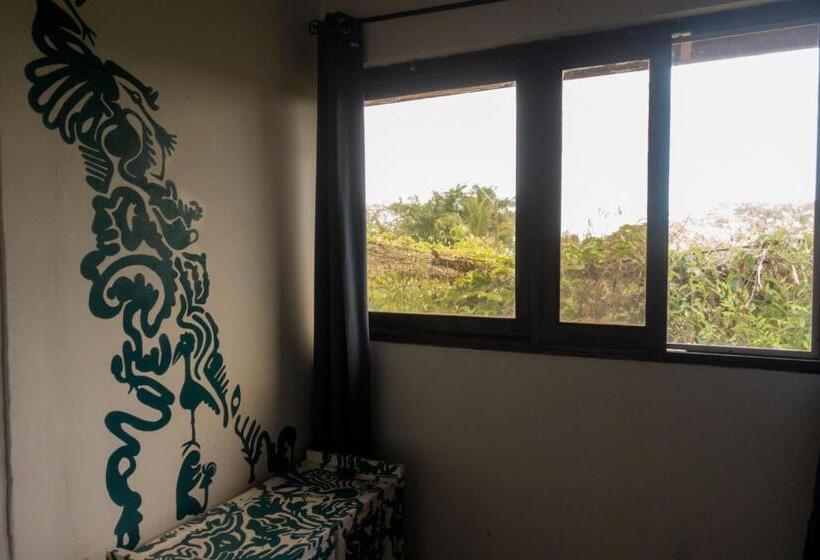 חדר לארבעה סטנדרטי עם נוף לגינה, The Corner Hostel