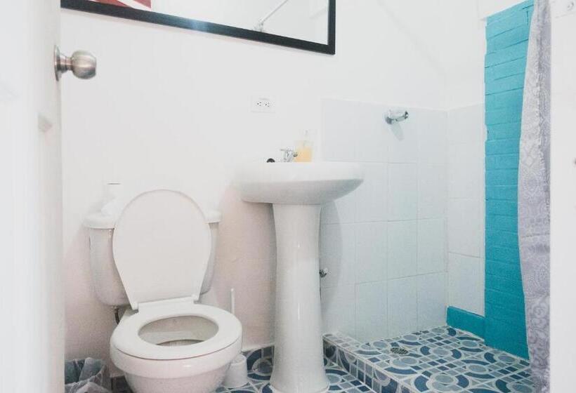 חדר לארבעה סטנדרטי עם נוף לגינה, The Corner Hostel