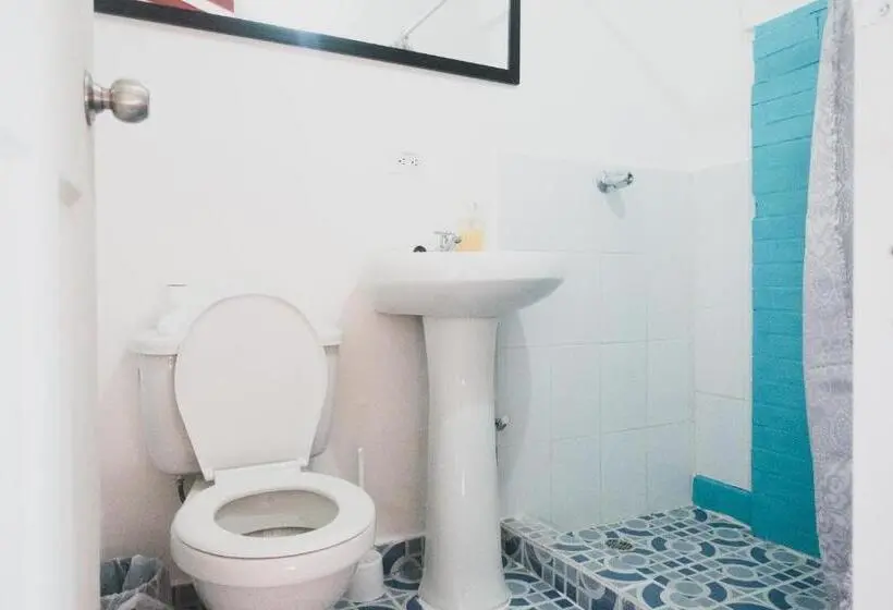 اتاق استاندارد چهارنفره با چشم‌انداز باغ, The Corner Hostel