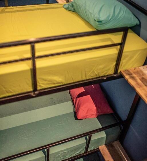 חדר משפחתי, The Corner Hostel