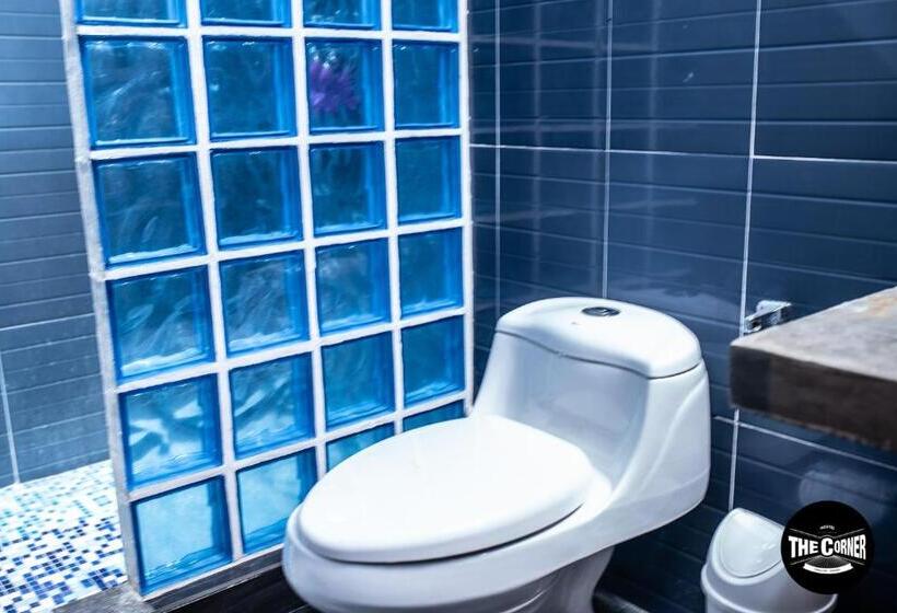 חדר משפחתי, The Corner Hostel