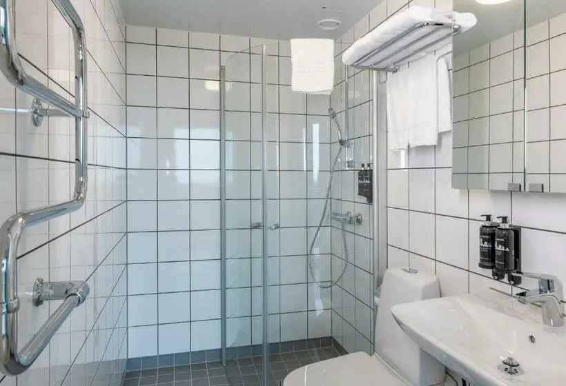 اتاق استاندارد با چشم‌انداز دریاچه, First Hotel Kokoloko