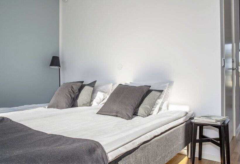 חדר משפחתי, First Hotel Kokoloko