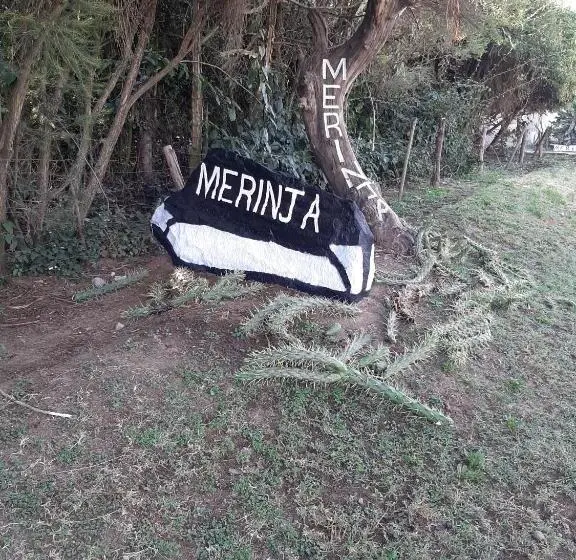 اتاق لوکس با تخت بزرگ, Merinja Guest House