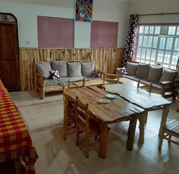 اتاق لوکس با تخت بزرگ, Merinja Guest House