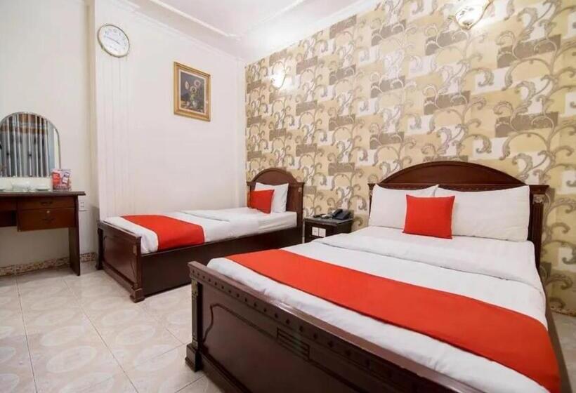 اتاق استاندارد سه نفره, Tan Hoang Long