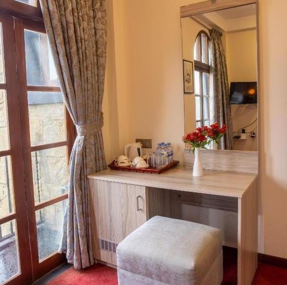 디럭스 트리플 룸, The Wind Castle