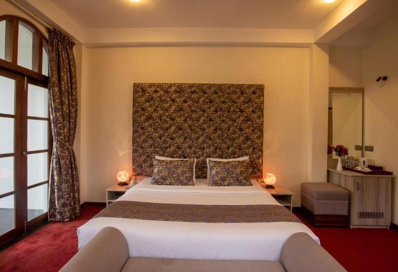 디럭스 트리플 룸, The Wind Castle