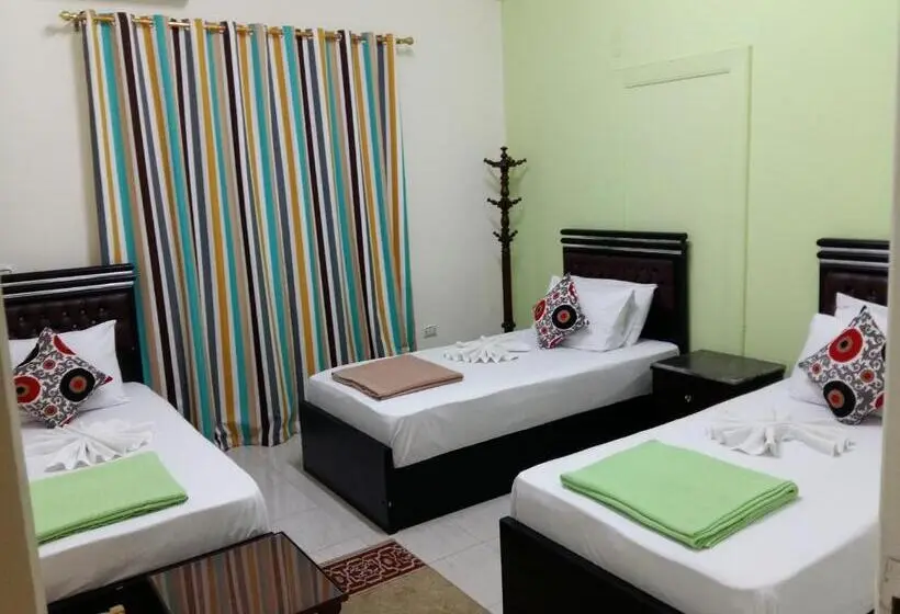 اتاق سه‌نفرۀ استاندارد با سرویس بهداشتی بیرون از اتاق, Golden Star Hostel