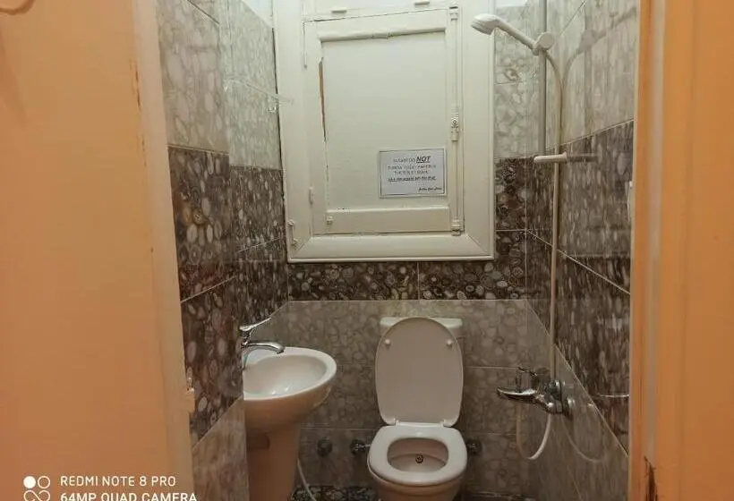 اتاق سه‌نفرۀ استاندارد با سرویس بهداشتی بیرون از اتاق, Golden Star Hostel