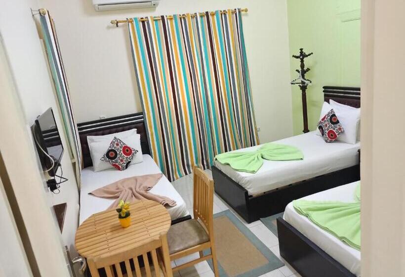 اتاق سه‌نفرۀ استاندارد با سرویس بهداشتی بیرون از اتاق, Golden Star Hostel