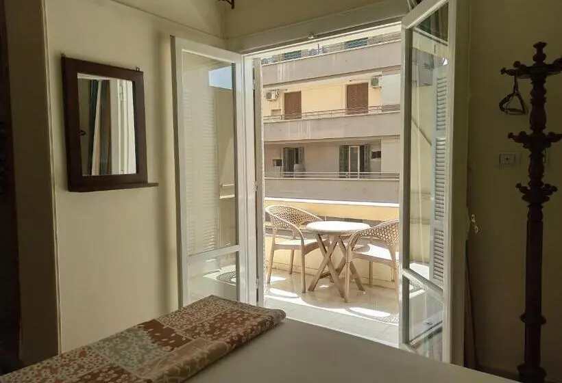 اتاق لوکس با بالکن, Golden Star Hostel