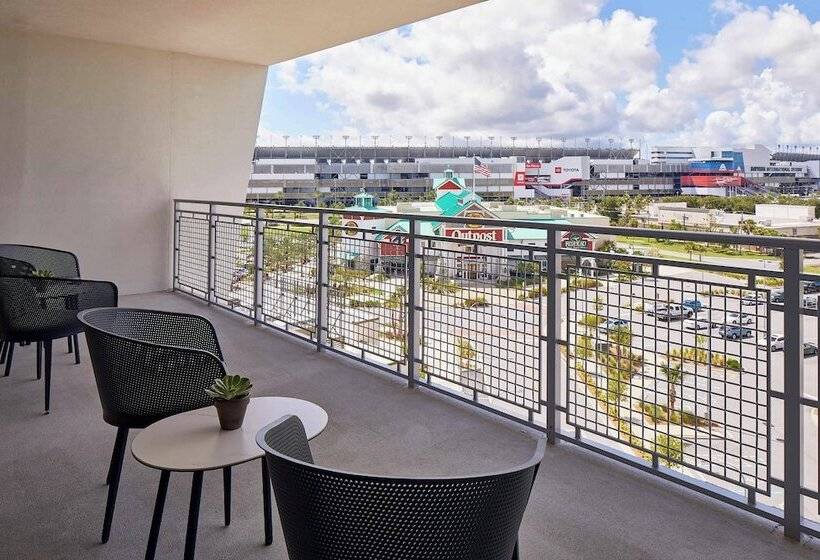 جناح تنفيذي مع بلكونة, The Daytona, Autograph Collection