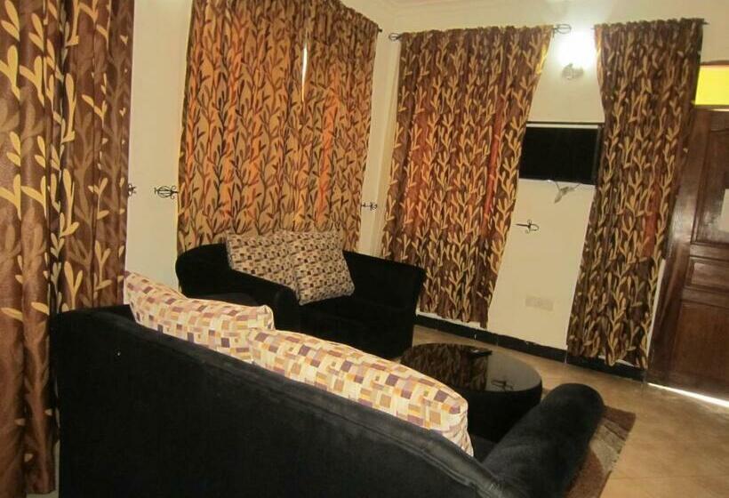 بنجلو ديلوكس, Jakicha Motel