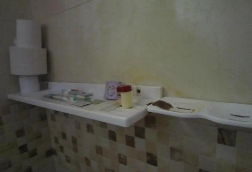 اتاق لوکس, Jakicha Motel