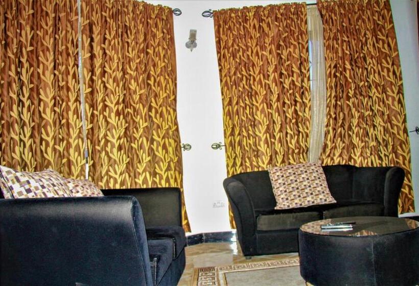 بنجلو ديلوكس, Jakicha Motel