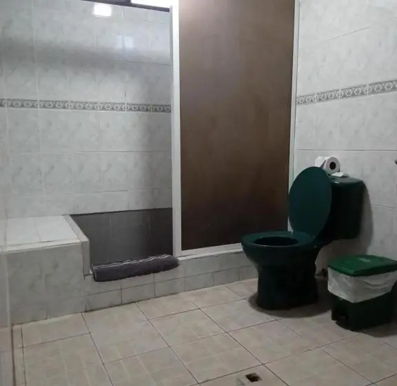 اتاق استاندارد سه نفره, Casa De Alexis