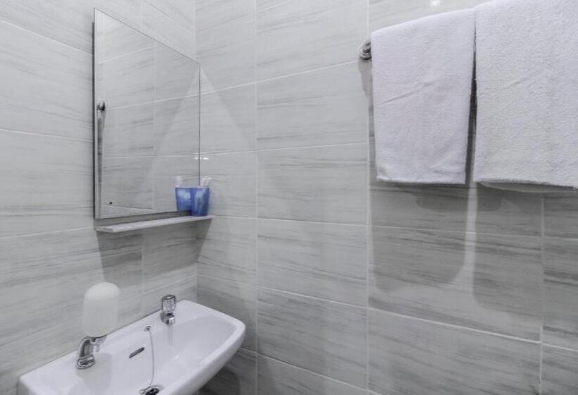 Номер Deluxe, Reddoorz Plus Near Galaxy Bekasi