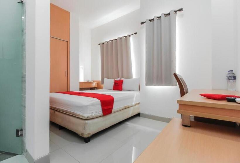Номер Deluxe, Reddoorz Plus Near Galaxy Bekasi