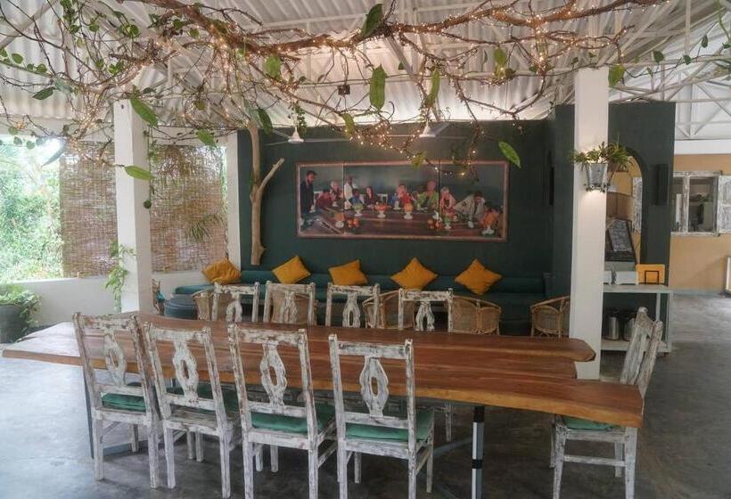 带阳台的三人标准间, Five