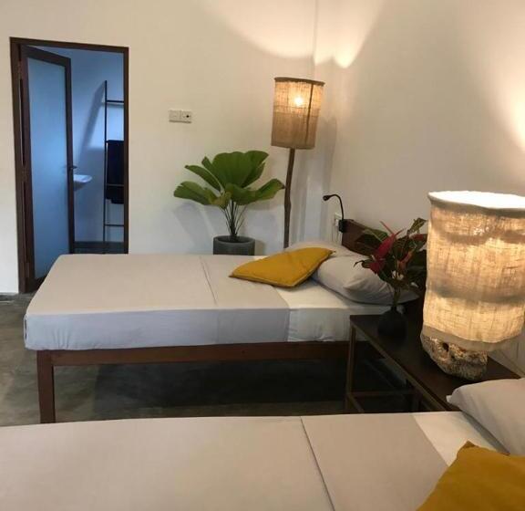 带阳台的三人标准间, Five