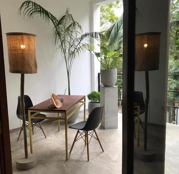 带阳台的三人标准间, Five