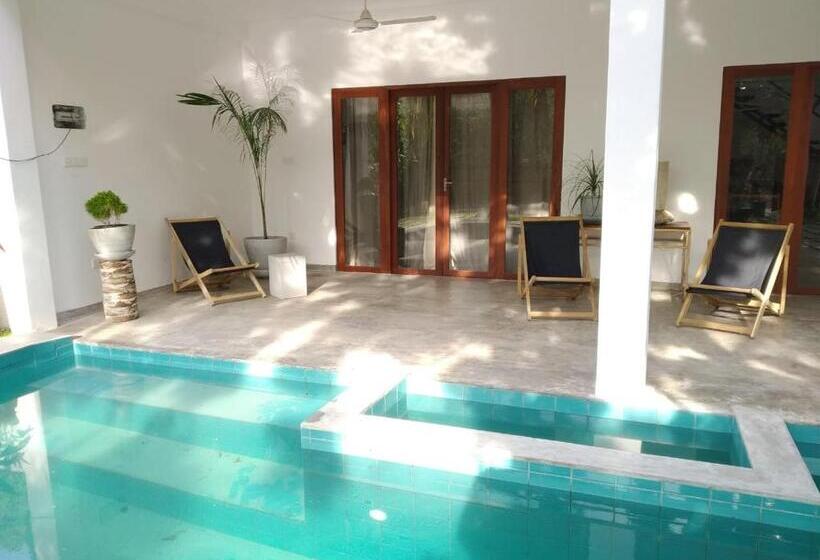 带阳台的三人标准间, Five