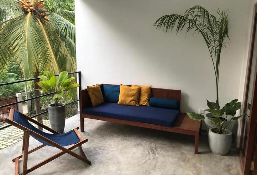 带阳台的三人标准间, Five