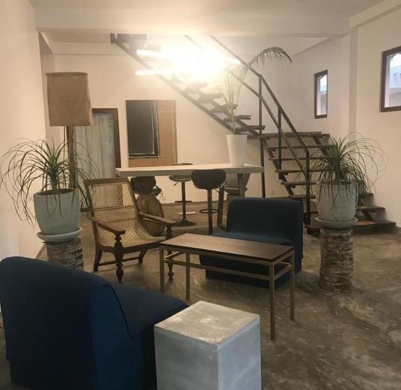 带阳台的三人标准间, Five