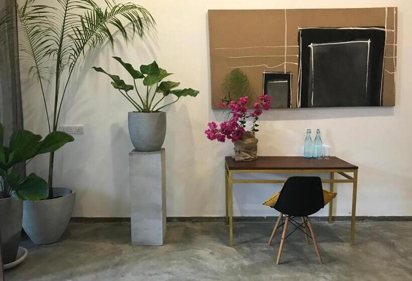 带阳台的三人标准间, Five