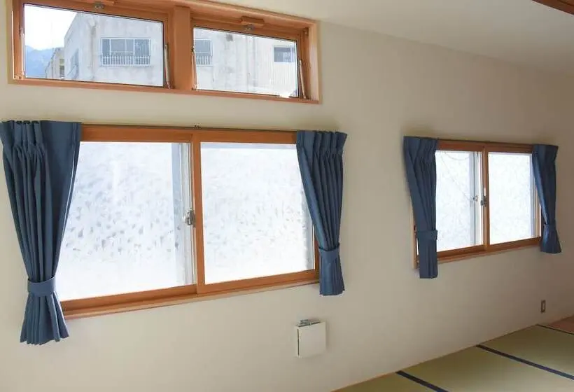 スタンダード4人部屋, 4s Stay Awaikeda Ekimae