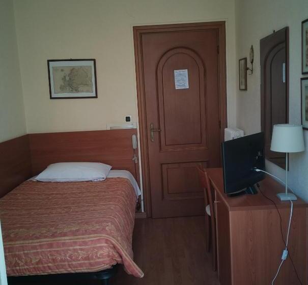 اتاق استاندارد یک نفره, Lucciola