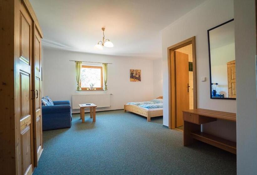 סוויטה עם מרפסת, Pension U Stříbrného Jelena