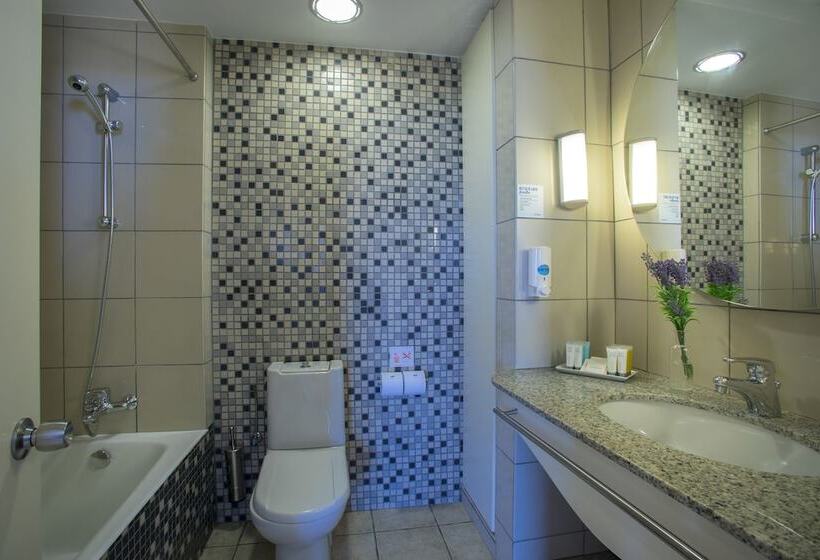 Люкс Боковой Вид на Море, Louis Althea Beach