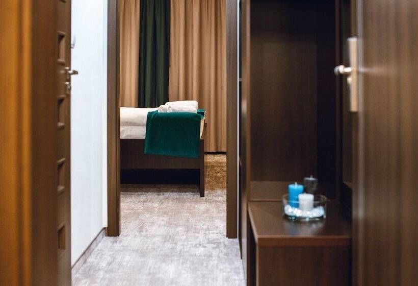 اتاق کلاس بیزنس, Crystal