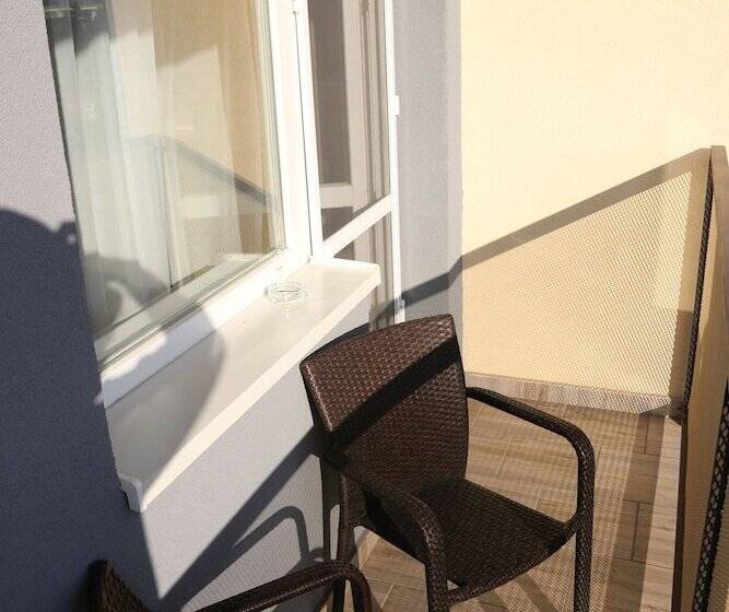 اتاق کلاس بیزنس, Crystal