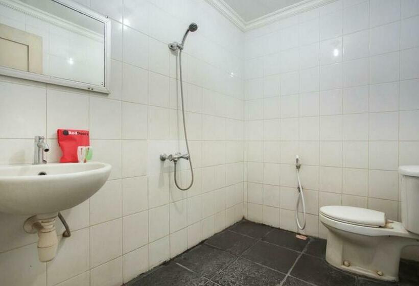 Номер Economy, Reddoorz @ Urip Sumoharjo