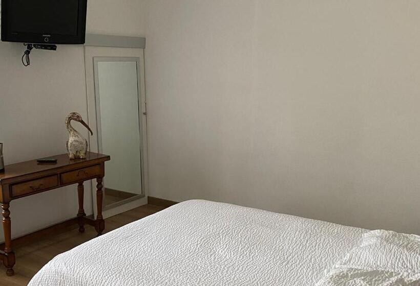 Номер Стандарт, Hôtel Les Trois Maures
