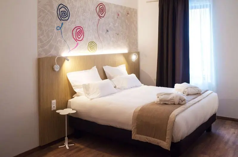 キングサイズベッドのスタンダードルーム, Kyriad Prestige Amiens Poulainville Hotel And Spa