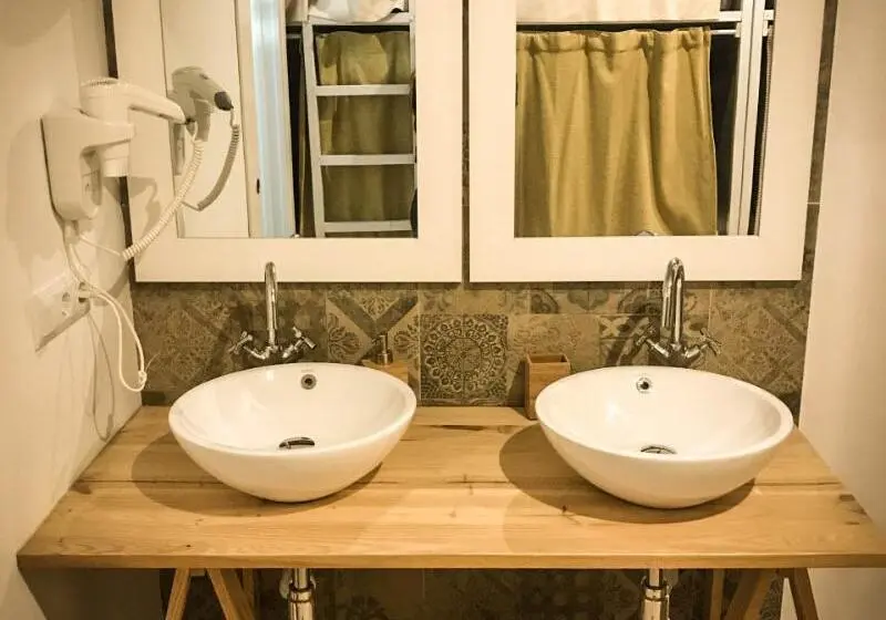 تختخواب در اتاق مشترک, Cantagua Hostel